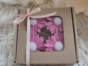 Box prezentowy – zestaw 4 sztuk wosków do kominka Stokrotka różowa