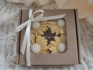 Box prezentowy – zestaw 4 sztuk wosków do kominka Stokrotka żółta