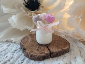 Świeca 120 ml o zapachu róży plus 3 małe różyczki