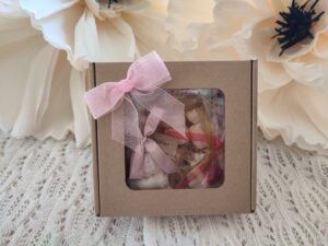 Box Prezentowy Świeca wolnostojąca Miś o zapachu róży plus woski do kominka - gruszka i przyprawy, wanilia